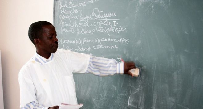 &#039;Professores&#039; que não sabem escrever entre 20.000 funcionários públicos angolanos &quot;fantasma&quot;