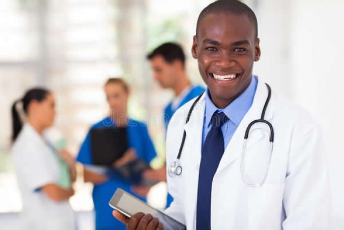 Médicos denunciam maltratos aos profissionais angolanos em relação aos estrangeiros