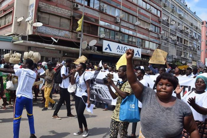 Ativistas manifestam-se junto ao parlamento a pedir autárquicas em todo o país