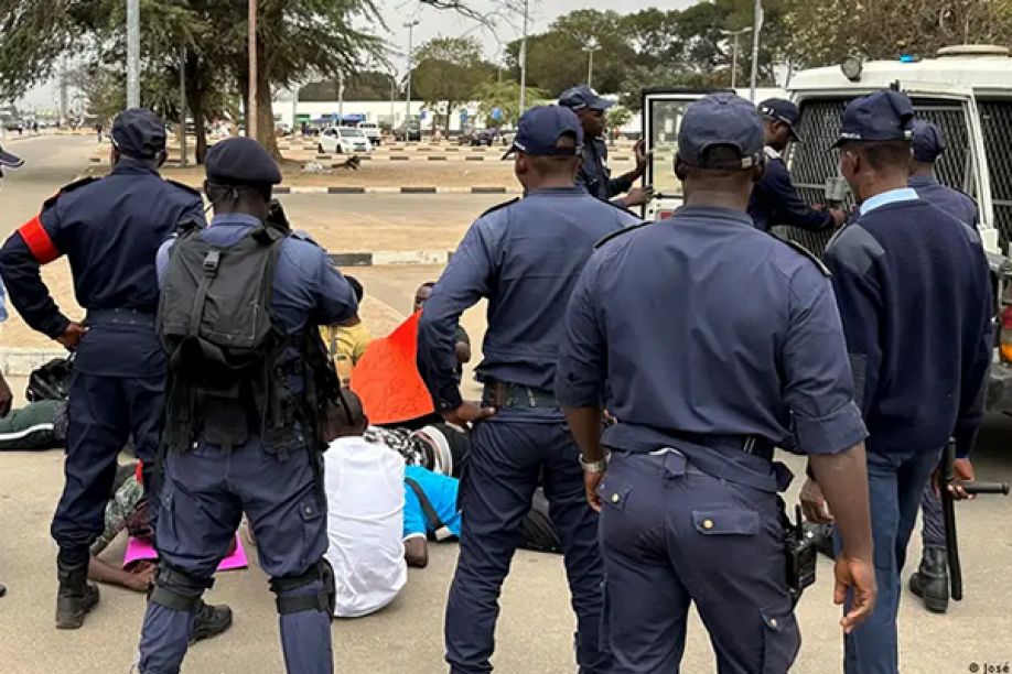 HRW aponta abusos da polícia e ataque à liberdade de imprensa em Angola