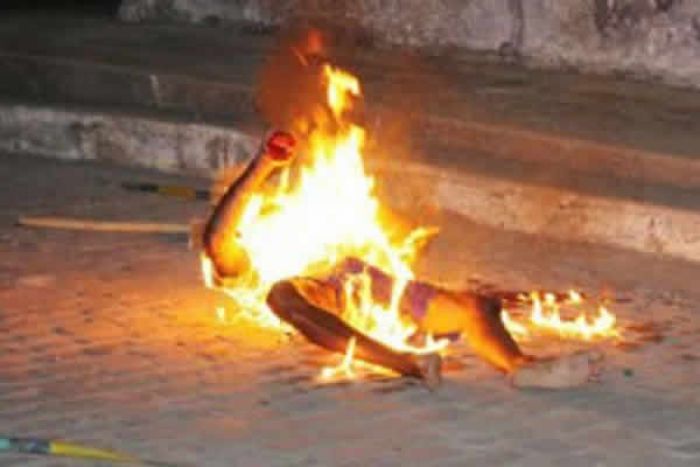 Populares queimam vivo alegado assaltante junto a um dos principais &#039;shoppings&#039; de Luanda