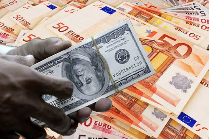 Depois do euro, Kwanza ultrapassa os 50% de desvalorização frente ao dólar