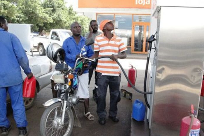 No país em que a água é mais cara que gasolina, angolanos temem fim dos subsídios