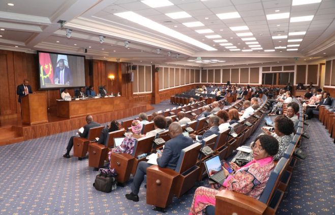 Parlamento angolano suspende discussão de diplomas sobre autarquias para concertação
