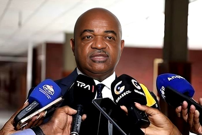 Ministro Mário de Oliveira Indiferente com o impacto que o digital comercial poderá causar a banca.