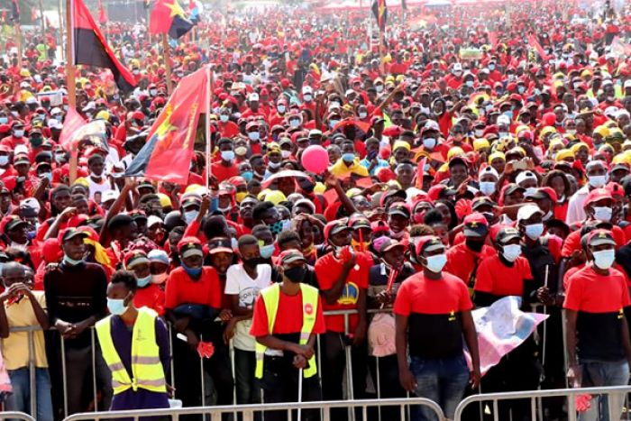 MPLA acusado de obrigar os estudantes e funcionários públicos&quot; a ir às suas actividades