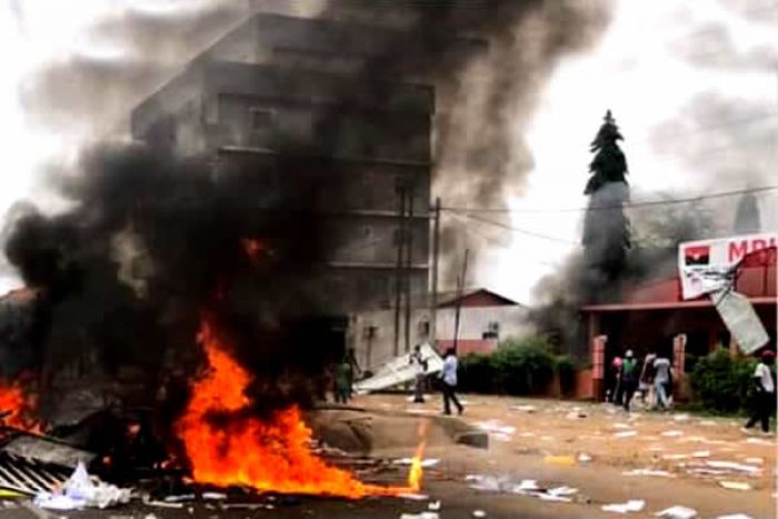 Protestos violentos em Viana e comité de acção do MPLA incendiado em Benfica