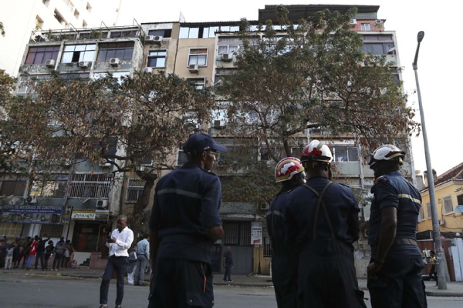 Moradores de dois edifícios na avenida Hoji-ya-Henda, em Luanda, foram evacuados