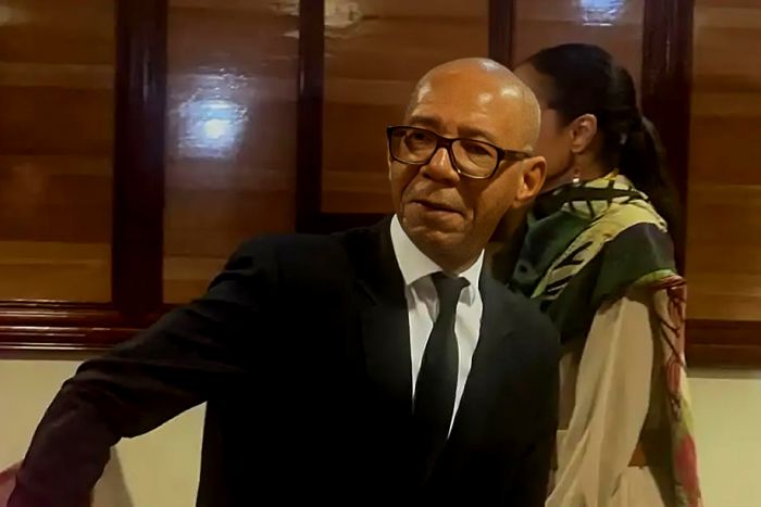 General &quot;Kopelipa&quot; solicitou à justiça, a restituição de todos os seus bens apreendidos pela PGR