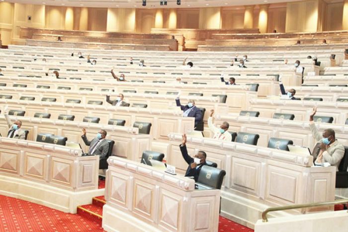 Parlamento aprova descontos de polícias e militares para o IRT e oposição contesta