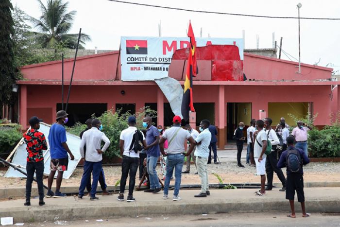 Tribunal retoma hoje julgamento de jovens acusados de vandalizar comité do MPLA no Benfica