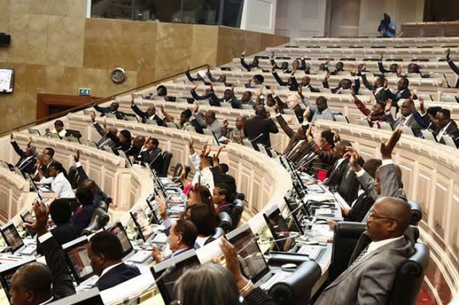 Parlamento angolano pede apoio americano para repatriar capitais