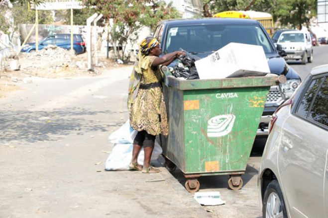 Luanda: Sobreviver da comida do lixo e da prostituição nas ruas