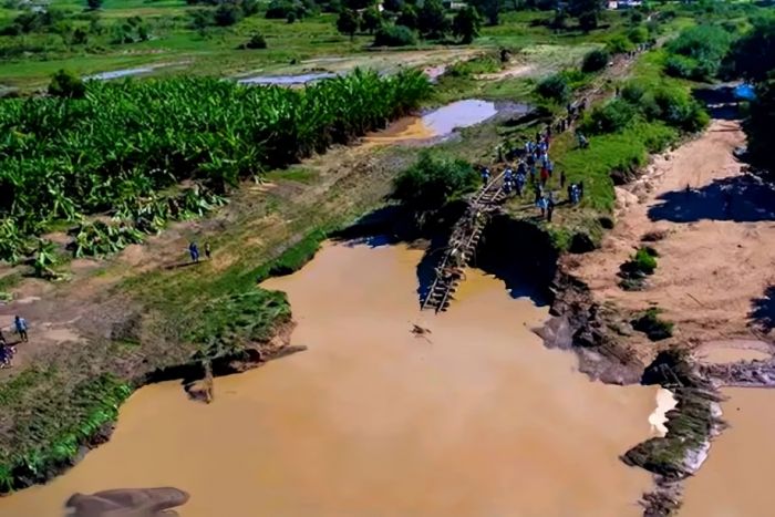 Cheias em Benguela travam comboio do minério e arrastam casas, pessoas e animais