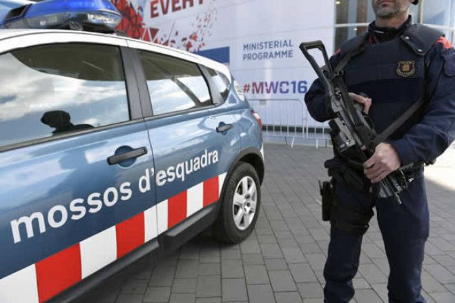 Tchizé dos Santos apresenta queixa à Polícia Espanhola sobre alegada tentativa de homicídio contra o pai.