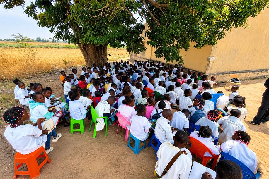 UNITA denuncia 19 mil “salas de aula” debaixo de árvores em Angola