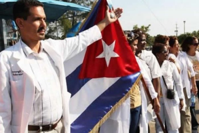 Mais de 250 médicos cubanos chegaram a Angola no combate à pandemia