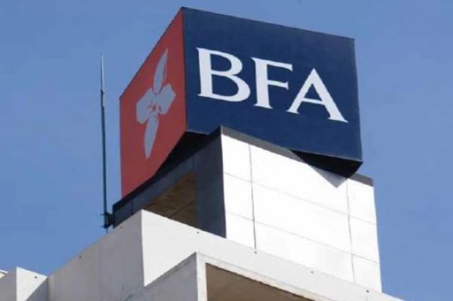 Moody's prepara descida do 'rating' de três bancos em Angola