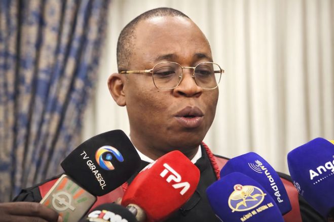 Novo PGR entra a prometer “guerra sem tréguas” à corrupção em Angola