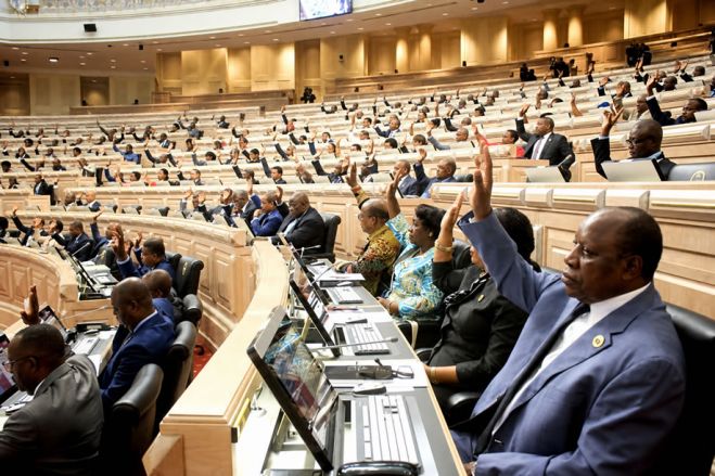 Parlamento aprova lei que exige formação superior em teologia para líderes religiosos