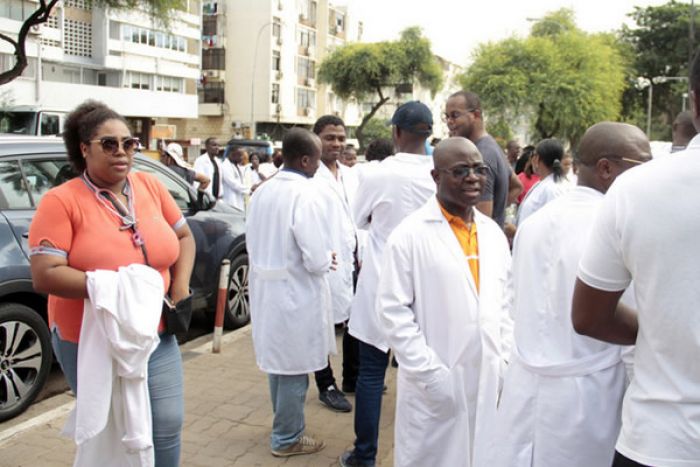Sindicato dos médicos angolanos lamenta postura da polícia contra jornalistas em Luanda