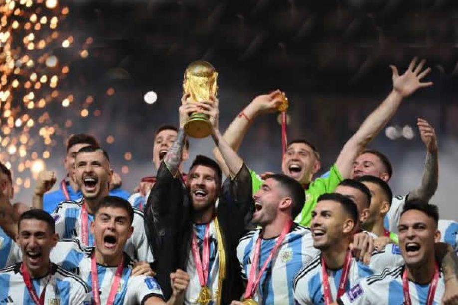 Na melhor final da história das Copas, Argentina é tri com dois de Messi