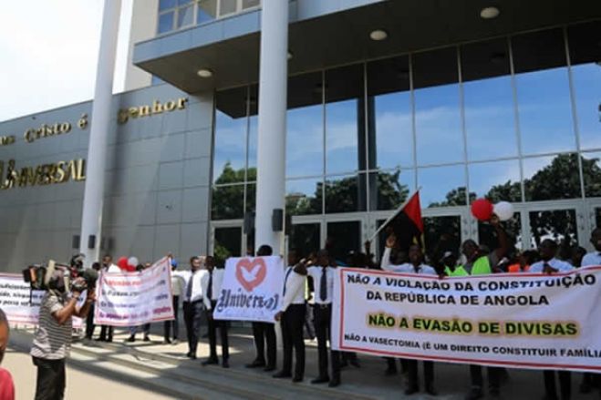 Pastores e obreiros da Universal manifestaram hoje em Luanda contra más práticas