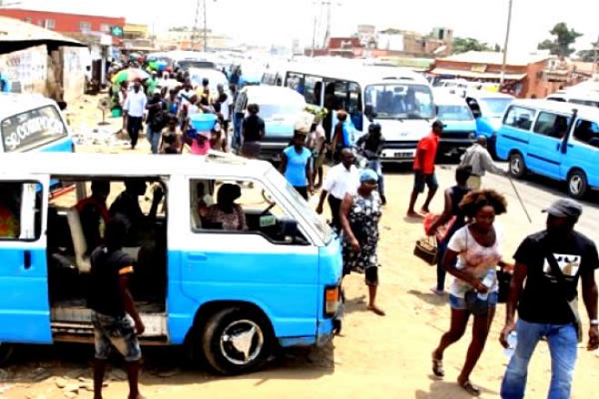 Subida de preço de taxi em Luanda para 150 kwanzas obriga a longas caminhadas