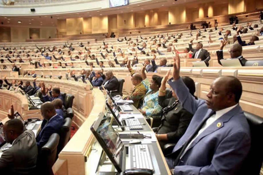 Parlamento angolano aprova OGE para 2024 com votos do MPLA e PHA