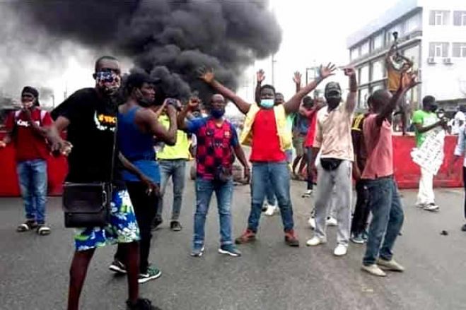 Poder em Angola em risco de "cair na rua" - Investigador