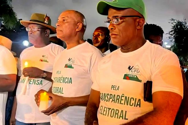 Deputados da UNITA em noite de vigília &quot;exigem&quot; liberdade de imprensa e transparência eleitoral