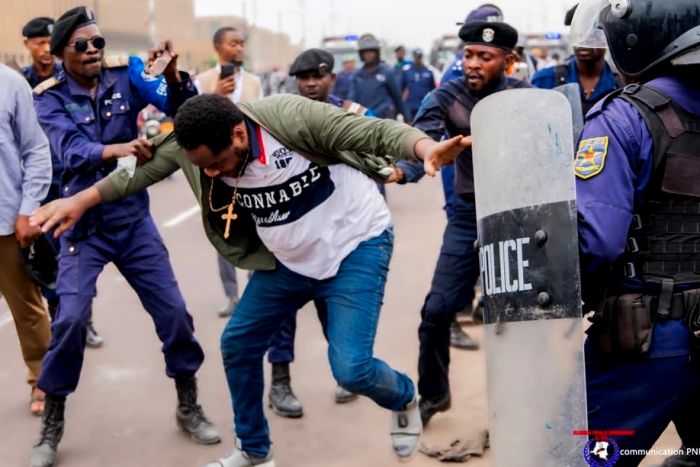 Confrontos em Kinshasa contra proposta que poderá abrir caminho para um terceiro mandato de Tshisekedi