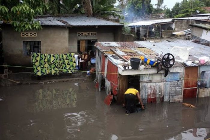 Chuva deixa bairros nos arredores de Luanda envolvidos por lagoas de água e esgoto