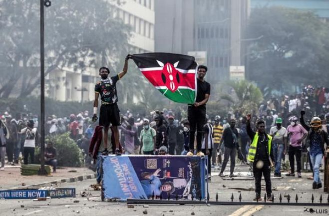 Protestos contra presidente do Quênia têm gás lacrimogêneo, pedras e chamas