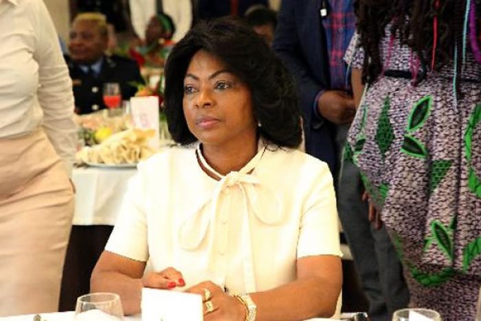 As Vaidades da primeira dama de Angola