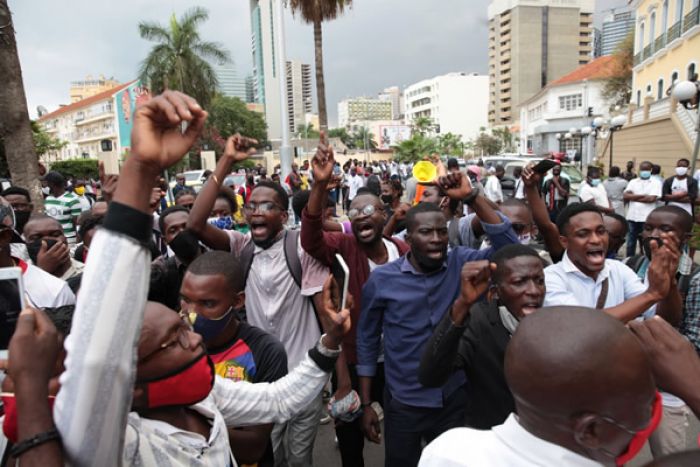 Manifestantes gritam &quot;Liberdade, já!&quot; em frente ao Tribunal Provincial de Luanda