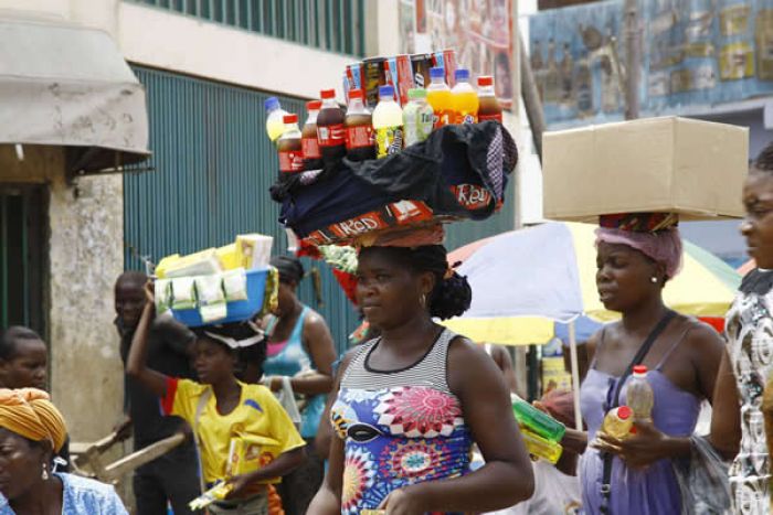 Aumenta a pobreza entre &quot;zungueiras&quot; de Luanda, diz associação